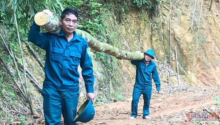 Lòng hồ thủy điện Bản Vẽ trơ đáy, dân mở đường bộ thay đi thuyền - 3