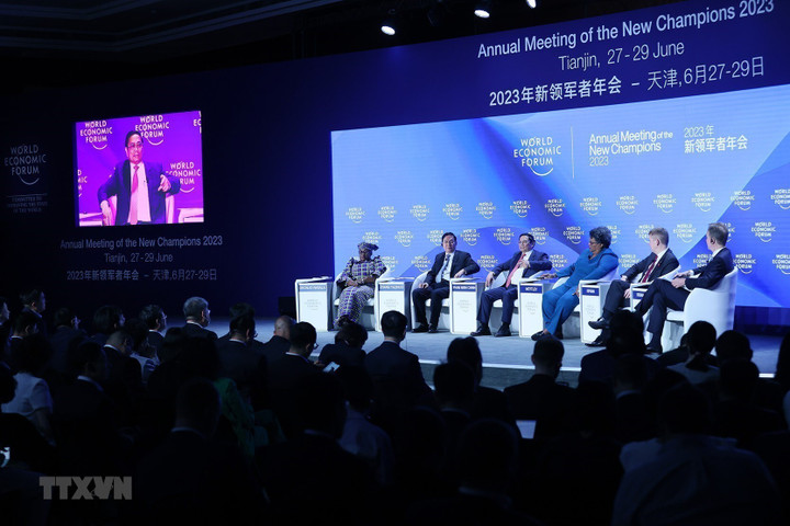 Trong khuôn khổ Hội nghị thường niên các nhà tiên phong lần thứ 14 của Diễn đàn Kinh tế thế giới (WEF) tại Thiên Tân (Trung Quốc), sáng 27/6/2023, Thủ tướng Phạm Minh Chính dự phiên toàn thể Đương đầu với các cơn gió ngược: Khởi động lại tăng trưởng trong bối cảnh mong manh. (Ảnh: Dương Giang/TTXVN)