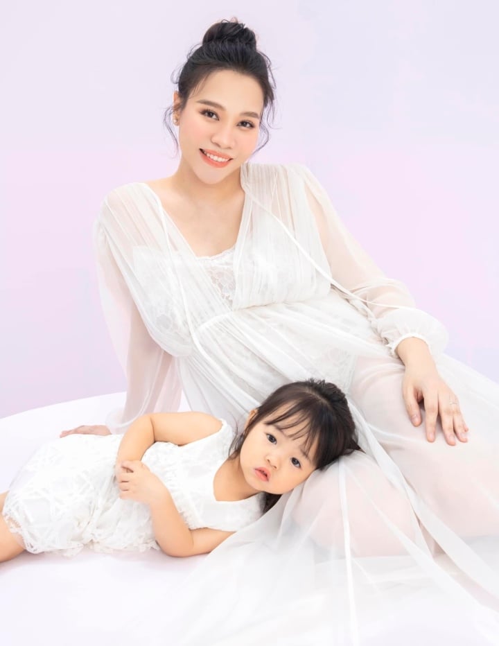 Hồi cuối tháng 3/2023, cựu người mẫu Đàm Thu Trang gây bất ngờ khi đăng tải ảnh mang bầu lần 2. Sau khi công khai việc mang thai, Đàm Thu Trang hạnh phúc chia sẻ những hình ảnh đẹp của cô và con gái Suchin.