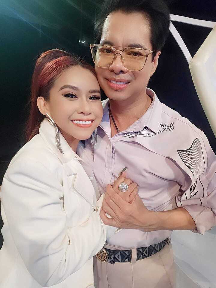 Bình Tinh đăng bức ảnh tình tứ cùng danh ca Ngọc Sơn. Nữ ca sĩ viết: "Anh khen em có hiếu, em quý anh có hiếu. Thôi thì 2 bé 'hiếu' chụp hình chung nào. Anh Ba dễ thương".