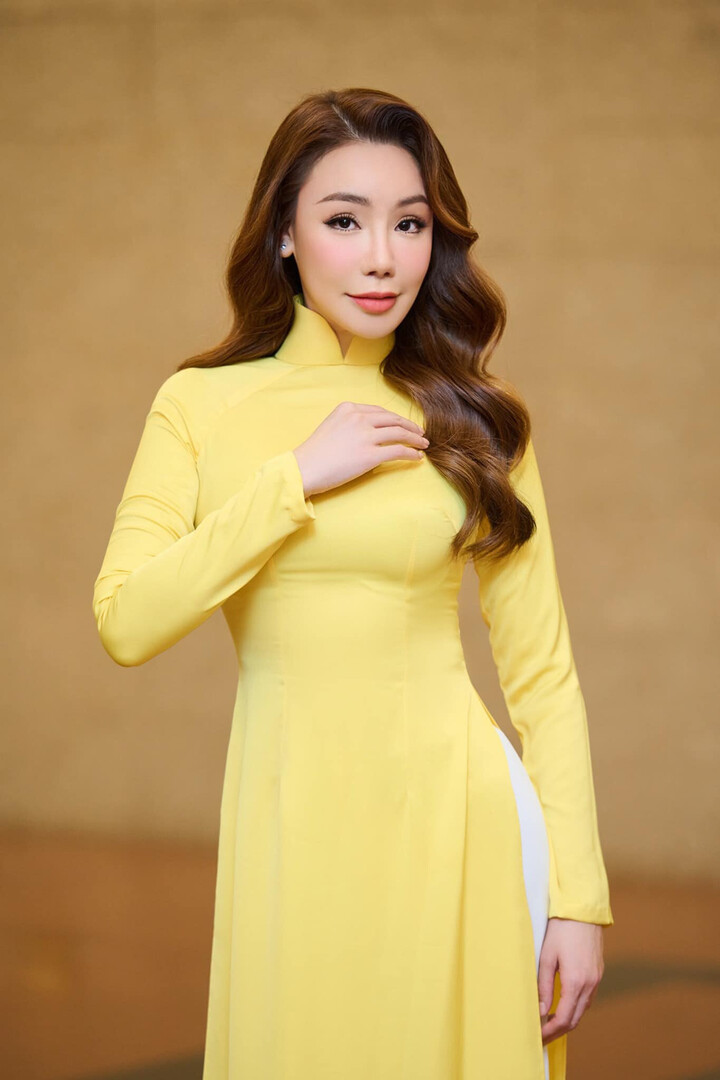 Hồ Quỳnh Hương "trở lại cõi mạng" với áo dài thướt tha.