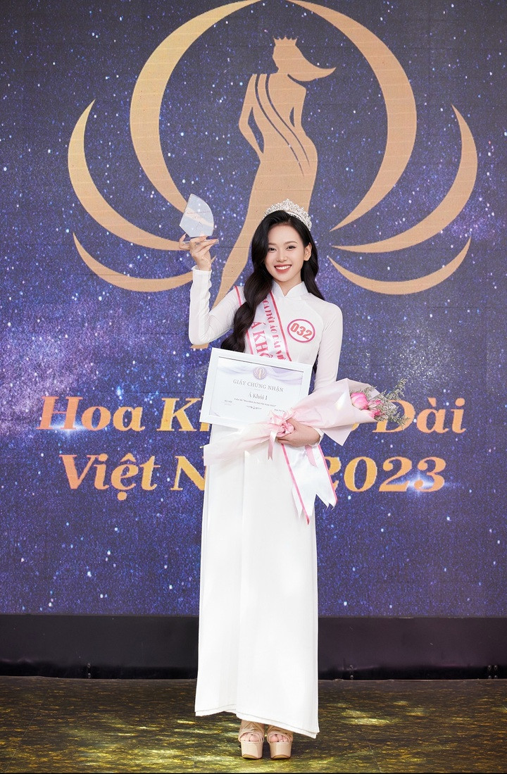 Nguyễn Thị Thùy Dương vừa vượt qua nhiều thí sinh trở thành Á khôi 1 của cuộc thi Hoa khôi Áo dài Việt Nam 2023.