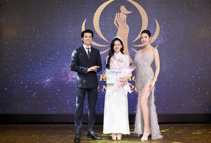 Thùy Dương sinh ngày 14/9/1998, quê gốc tại Thăng Bình, Quảng Nam. Cô tốt nghiệp Đại học Duy Tân, ngành Quản trị du lịch khách sạn.