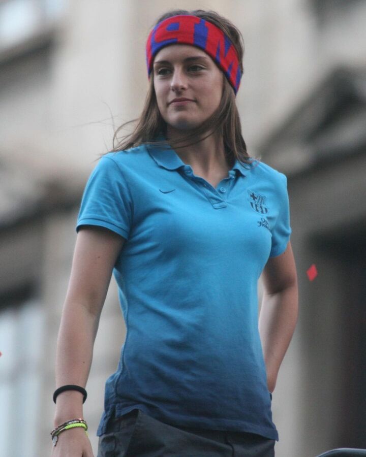 Putellas có 1 năm ăn tập ở lò đào tạo của Barcelona rồi chuyển tới lò đào tạo trẻ của Espanyol năm 2006. Năm 2012, cô ký hợp đồng với đội một Barcelona và bắt đầu trở thành tượng đài của CLB.