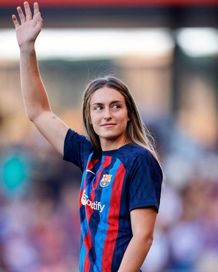 Cô gái sinh năm 1994 đã có hơn 10 năm khoác áo CLB Barcelona, đưa đội bóng này trở thành thế lực của bóng đá Tây Ban Nha và châu Âu.