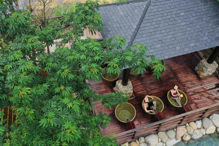 Không gian xanh mát tại Yoko Onsen Quang Hanh.