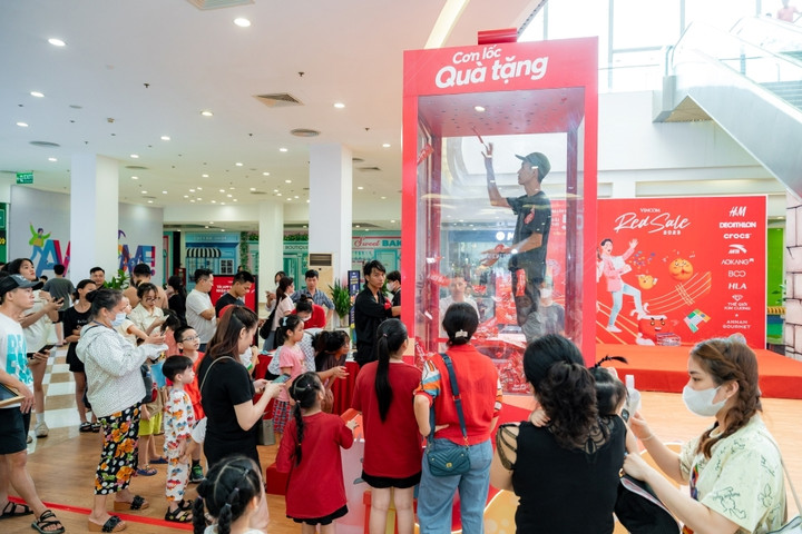 Khách hàng thích thú “bắt voucher” - nhận quà “tiếp sức sale" tại khu tổ hợp “Cơn lốc quà tặng” độc đáo chỉ có tại Vincom.