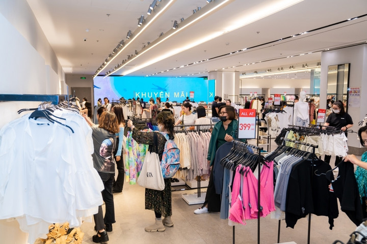 Zara “chào sân” Red Sale với mức ưu đãi lên tới 50%++ thu hút hàng ngàn lượt khách hàng ghé thăm cửa hàng mỗi ngày.