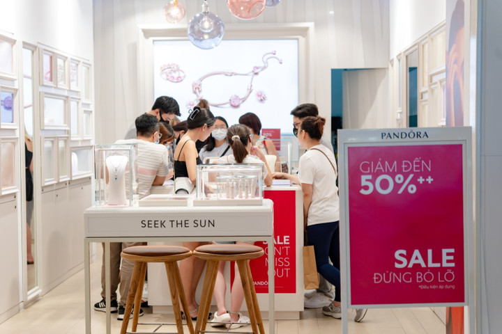 Pandora tung ưu đãi lên tới 50%++ thu hút rất đông các bạn trẻ đến gian hàng.
