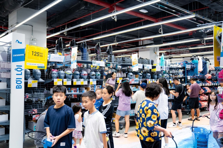 DECATHLON – Tọa độ mua sắm yêu thích của những “tín đồ” thể thao cũng giảm giá tới 50% một số sản phẩm của bộ môn bơi lội, cầu lông, bắn cung,... cho những phút giây trải nghiệm mùa hè bất tận bên gia đình, bạn bè.