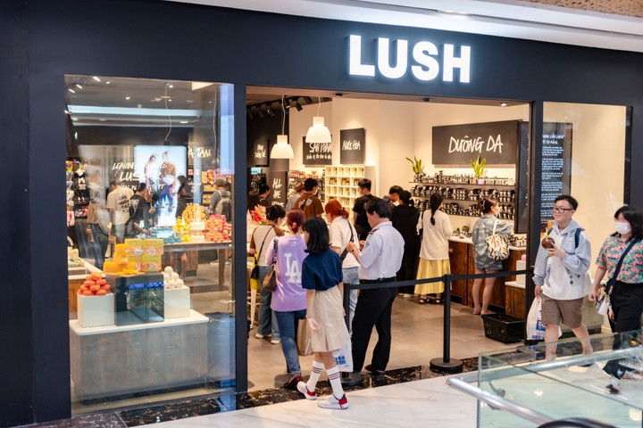 Thương hiệu LUSH đón rất đông khách hàng ghé thăm cửa hàng đầu tiên tại Vincom Center Đồng Khởi với nhiều phần quà hấp dẫn.