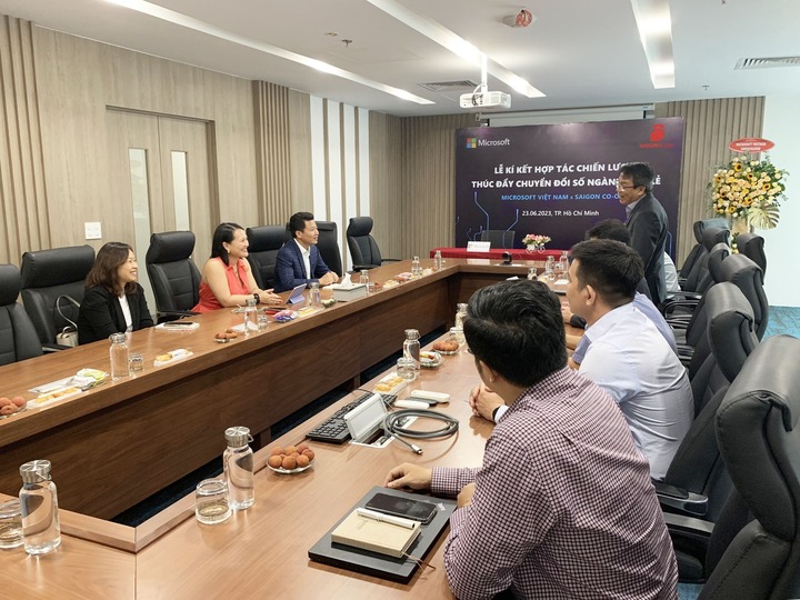 Anh Lê Trường Sơn - Phó Tổng Giám đốc phát biểu tại lễ Ký kết MOU giữa Saigon Co.op và Microsoft.
