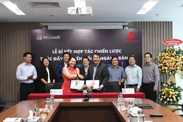 Anh Trường Sơn - Phó Tổng Giám đốc Saigon Co.op và chị Quỳnh Trâm - Tổng Giám đốc Microsoft Việt Nam thực hiện thành công ký kết MOU giữa 2 bên.