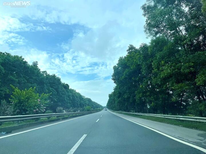 Hàng cây có nhiều chức năng như che nắng, tạo cảnh quan xanh mát và chống ồn cho các khu dân cư 2 bên đường.