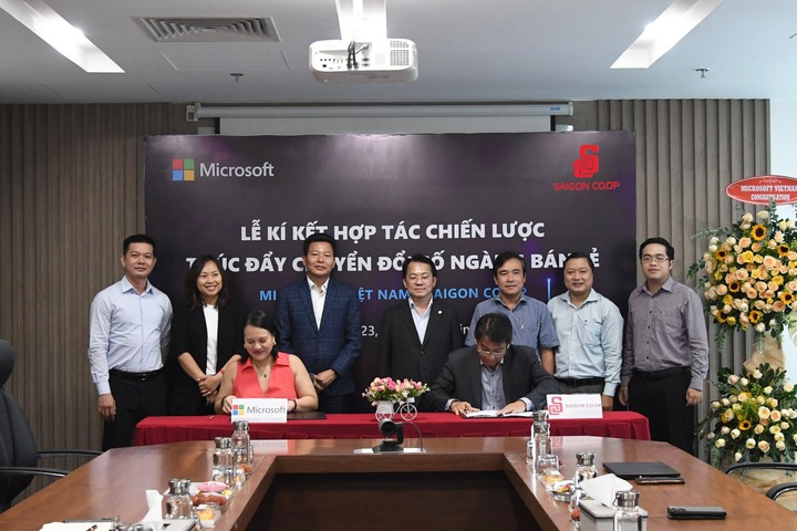 Đại diện lãnh đạo Saigon Co.op và Microsoft Việt Nam thực hiện nghi thức ký kết MOU.