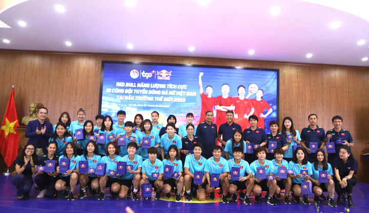 Đội tuyển nữ Việt Nam nhận kỷ niệm chương bằng vàng.