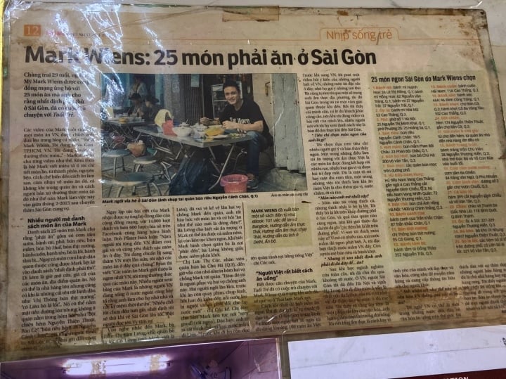 Bài viết đã phỏng vấn Mark Wiens - YouTuber nổi tiếng về ẩm thực, chọn ra 25 món ăn phải thử ở Sài Gòn (năm 2015), trong đó có nhà hàng Cô Liêng do nữ làm chủ.