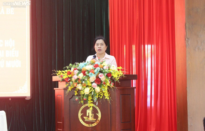 Bà Nguyễn Trần Phượng Trân – Chủ tịch Hội liên hiệp phụ nữ TP.HCM, đại diện Tổ đại biểu Quốc hội TP.HCM tiếp thu những kiến nghị của cử tri huyện Nhà Bè.