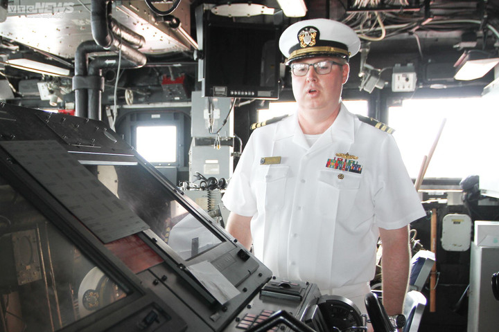 Ông Joshep R. Trager, sĩ quan điều hành tàu USS Antietam.