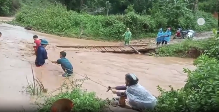 Mưa lớn nhiều ngày khiến cầu bị cuốn trôi, chia cắt đường sá ở Lạng Sơn.
