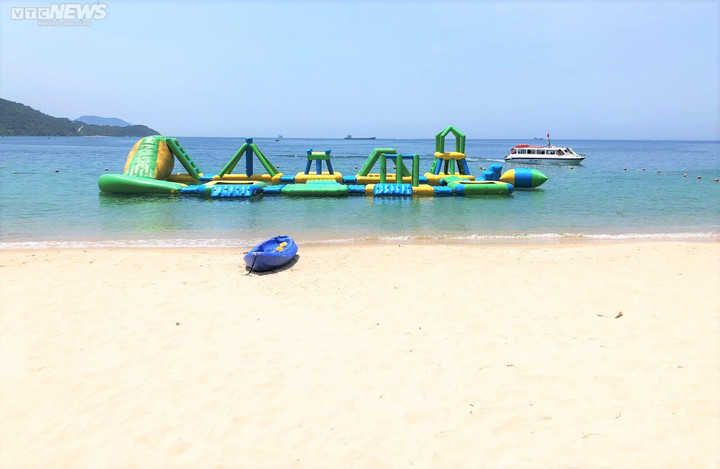 Nhà phao liên hoàn ở Bãi Ông.