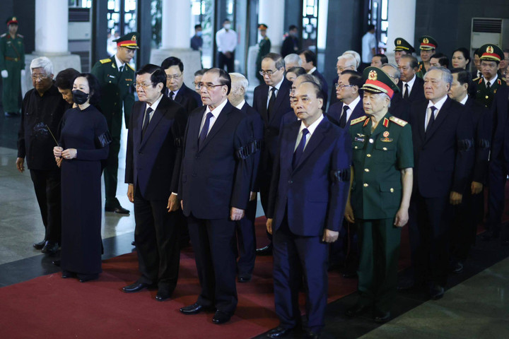 Đoàn Ban chấp hành Trung ương Đảng do Thường trực Ban Bí thư Trương Thị Mai dẫn đầu vào viếng nguyên Phó Thủ tướng Vũ Khoan. Tổng Bí thư Nguyễn Phú Trọng gửi vòng hoa.