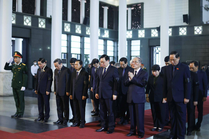 Đoàn Quốc hội do Chủ tịch Quốc hội Vương Đình Huệ dẫn đầu vào viếng nguyên Phó Thủ tướng Vũ Khoan.