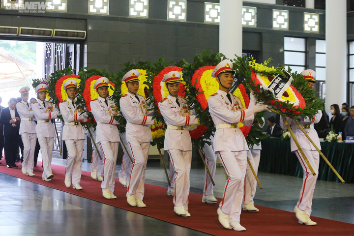 Sáng 27/6, tang lễ nguyên Phó Thủ tướng Vũ Khoan được tổ chức theo nghi thức Nhà nước, tại Nhà tang lễ Quốc gia, số 5 Trần Thánh Tông, Hà Nội.