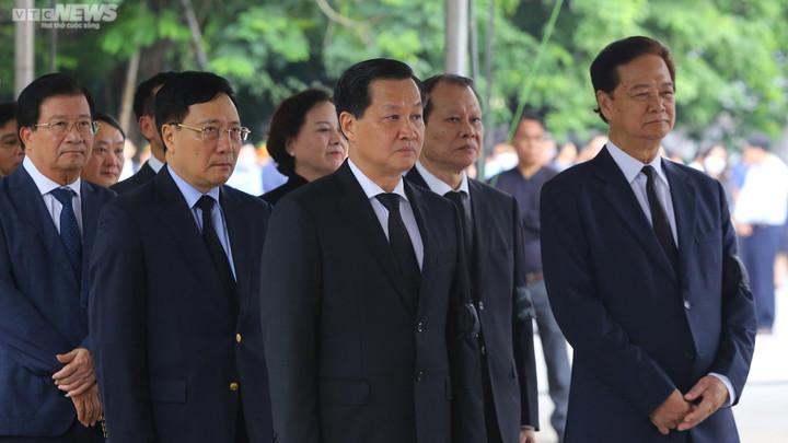 Phó Thủ tướng Lê Minh Khái dẫn đầu đoàn Chính phủ vào viếng.