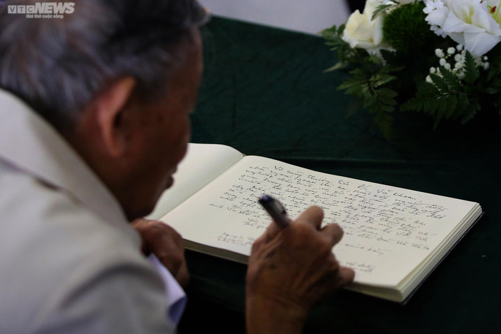 Lời tiễn biệt dài một trang giấy của ông Trần Tam Giáp, nguyên Thư ký của cố Thủ tướng Phạm Văn Đồng, nguyên Đại sứ Việt Nam tại Ai Cập, Israel. Ông từng là đồng nghiệp thân thiết của nguyên Phó Thủ tướng Vũ Khoan từ khi làm việc ở Bộ Ngoại giao.