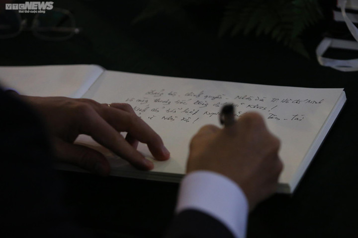 "Kính cẩn tiễn biệt người lãnh đạo tâm - tài của Đảng, vì nhân dân", Chủ tịch UBND TP.HCM Phan Văn Mãi viết trong sổ tang.