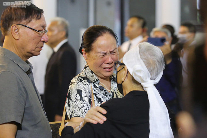 Đồng nghiệp, bạn bè rơi nước mắt chia buồn với bà Hồ Thể Lan, phu nhân nguyên Phó Thủ tướng Vũ Khoan cùng gia quyến.