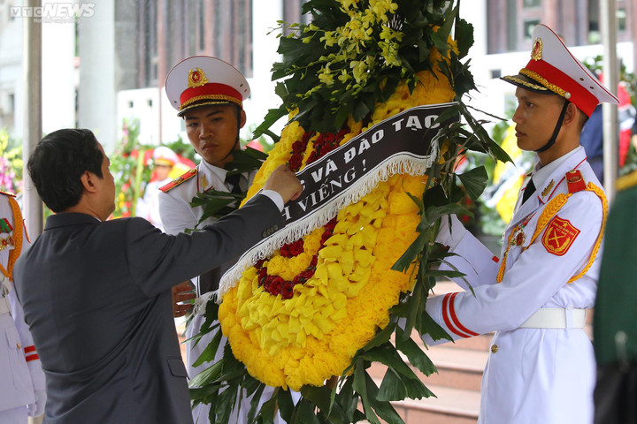 Đông đảo lãnh đạo các Bộ, ngành kính viếng và tiễn đưa nguyên Phó Thủ tướng Vũ Khoan.