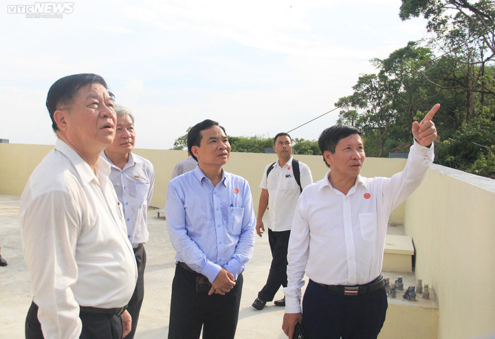 Các đại biểu tham quan Trạm phát sóng phát thanh Quốc gia, đặt trên đỉnh núi Bà Đen.