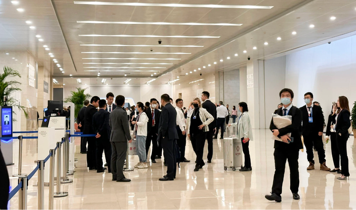 Mọi người tụ tập bên ngoài Hội trường trước giờ phát biểu của Thủ tướng Lý Cường. (Ảnh: SCMP)