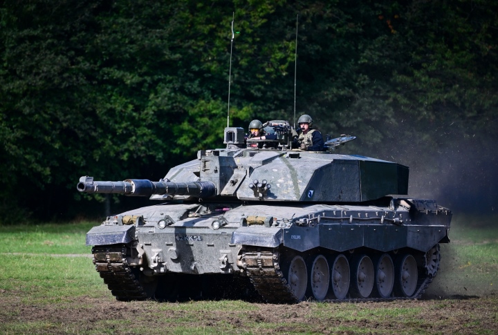 Xe tăng Challenger 2.