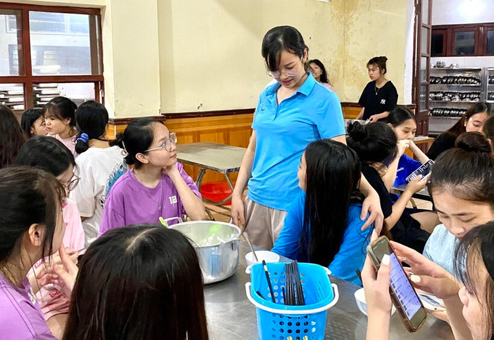 Thầy cô vùng cao xin gạo, thịt nấu cháo đêm tiếp sức cho trò thi tốt nghiệp - 3