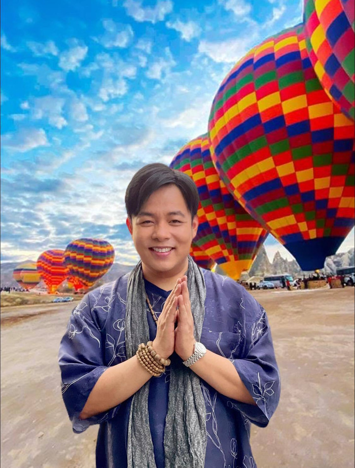 Quang Lê tươi cười rạng rỡ trong chuyến du lịch nước ngoài.