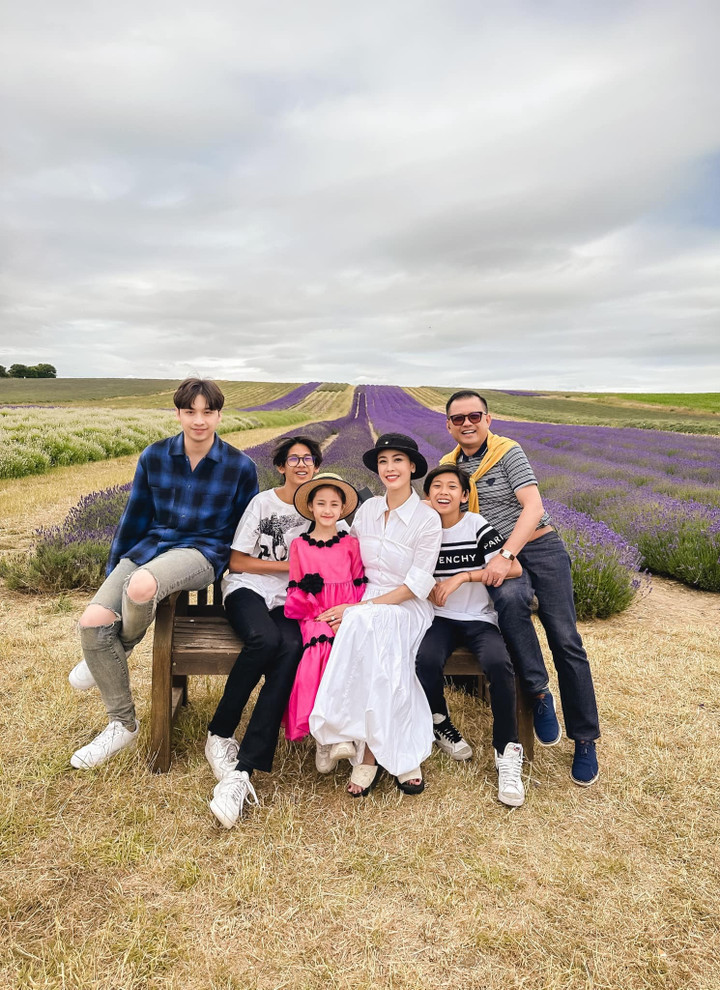 "Mùi hoa oải hương thơm ngát đến ngây ngất và thật hạnh phúc khi ở bên cạnh những người mình yêu thương tận hưởng tình yêu này", Hoa hậu Hà Kiều Anh viết.