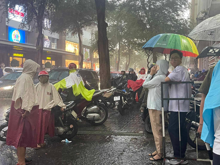 Thành phố có 156 điểm thi, huy động 780 cán bộ làm lãnh đạo điểm thi, hơn 11.200 cán bộ coi thi. Hơn 2.300 nhân viên phục vụ, 468 công an trực tại các điểm thi. (Ảnh: P.N)