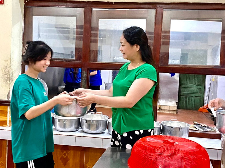 Thầy cô vùng cao xin gạo, thịt nấu cháo đêm tiếp sức cho trò thi tốt nghiệp - 6