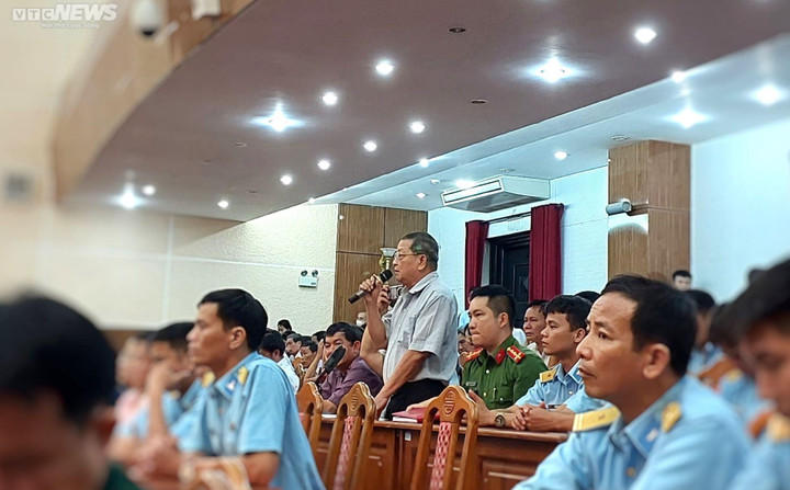 Cử tri Đà Nẵng nêu ký kiến gửi đến Đoàn ĐBQH Đà Nẵng tại hội nghị.