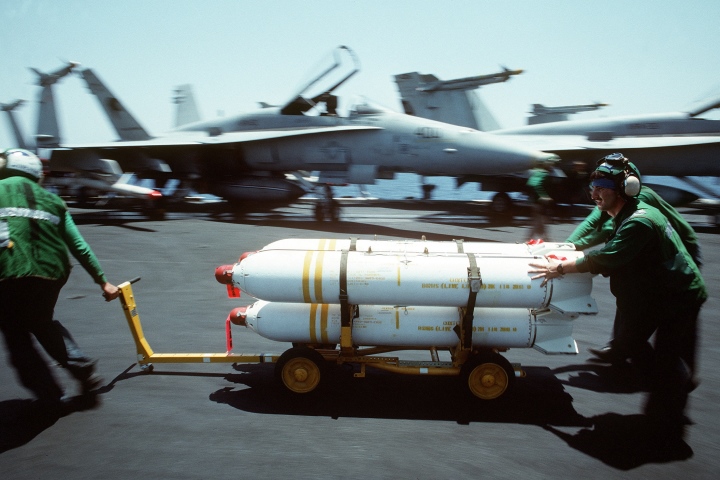 Bom chùm Mk 20 Rockeye II  được triển khai trên tàu sân bay của hải quân Mỹ. (Ảnh: Reuters)