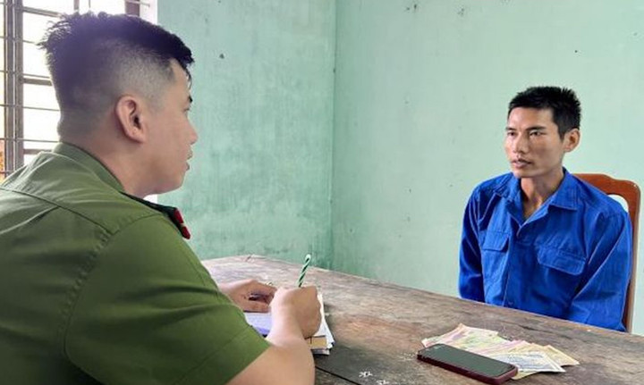 Cán bộ công an đang lấy lời khai của Hồ Hải Quan. (Ảnh: CACC)