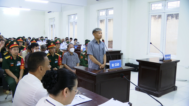 Cựu Trung tướng Nguyễn Văn Sơn tại toà. (Ảnh: TTXVN).