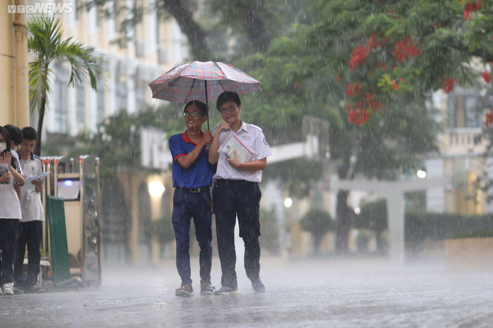 Thí sinh Trương Phong Vinh -Trường THPT Năng khiếu Thể dục thể thao cho biết, trước đó em đã đăng ký xét tuyển theo phương thức học bạ nên không quá áp lực với kết quả thi tốt nghiệp THPT. "Đề thi tách biệt 2 mức độ câu hỏi. Trong đó, 35 câu đầu tiên rất dễ, học sinh khá giỏi có thể đạt từ 8-9 điểm nhưng 15 câu sau khá lắt léo nên em chọn đáp án kiểu ăn may", Vinh nói.