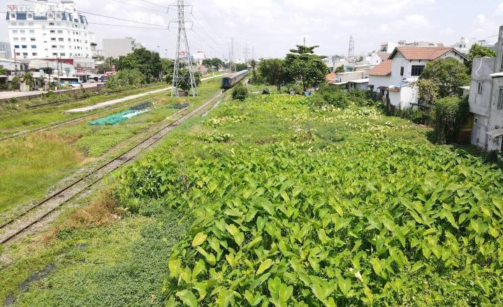 Trời nắng thì đầy bụi, trời mưa thì ngập, gây khó khăn cho việc đi lại, sinh hoạt của người dân.