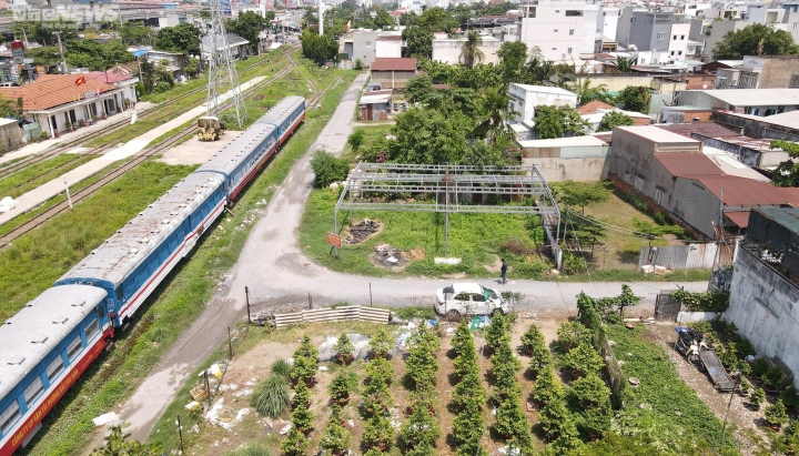 "Thủ tướng đã có ý kiến chỉ đạo, nhiệm kỳ này cần cố gắng tập trung cho phát triển đường bộ. Nội dung chuẩn bị cho các dự án đường sắt sẽ bắt đầu triển khai từ năm sau. Những dự án đường sắt được TP.HCM đề cập sẽ khởi công trong khoảng thời gian từ sau năm 2025 cho đến năm 2030", Bộ trưởng GTVT cho hay.