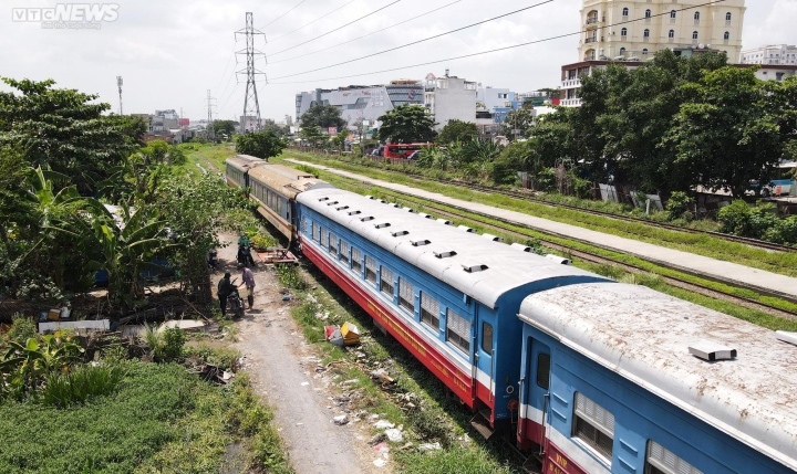 Tuy nhiên, sau nhiều năm quy hoạch, dự án vẫn chưa được triển khai khiến cuộc sống của khoảng 3.200 hộ dân với hơn 15.000 nhân khẩu khốn khổ.