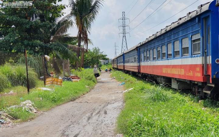 Sống gần khu vực ga Bình Triệu đã hơn 25 năm qua, ông Nguyễn Thành Tín (56 tuổi, quê Cần Thơ) cho hay, những năm qua, quy hoạch dự án "treo” làm gia đình ông và những hộ dân khác lâm vào tình cảnh “tiến thoái lưỡng nan”.